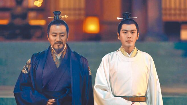 胡军（左）与张若昀在《雪中悍刀行》演父子。（中视提供）