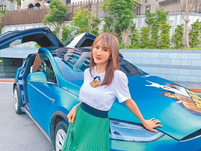 王宥忻把特斯拉涂装成萌兽专车。（固力狗娱乐提供）