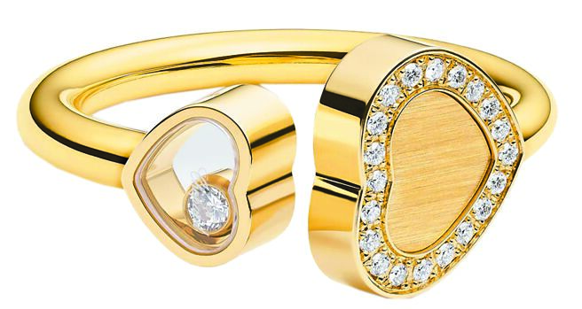 萧邦以符合道德伦理标准的K金打造Happy Hearts系列Golden Hearts戒指，13万7000元。（CHOPARD提供）