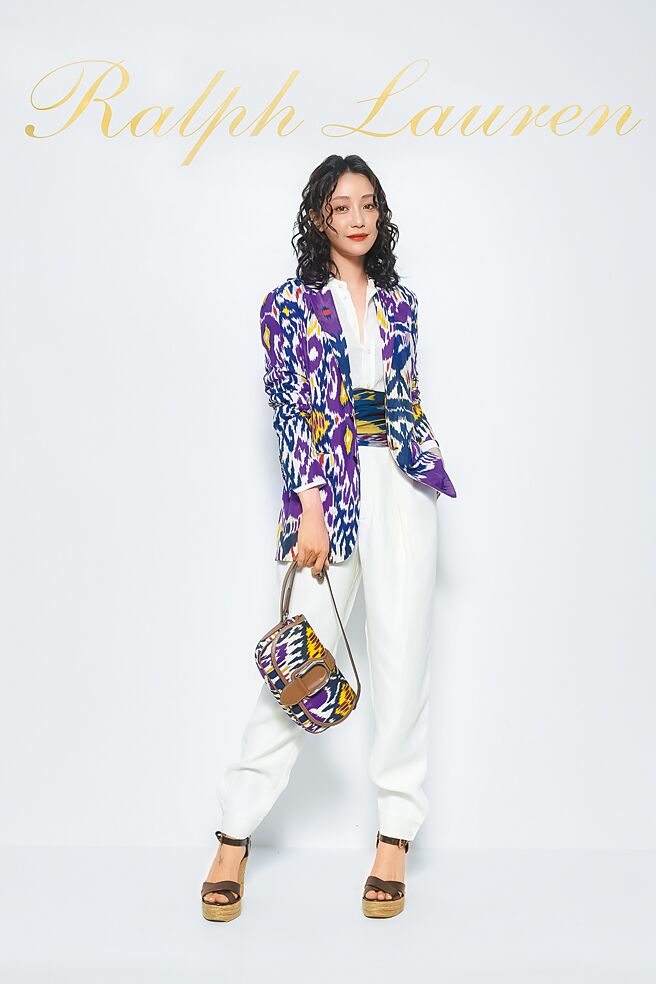 谢欣颖平时少尝试抢眼的印花设计，此次穿搭后考虑入手几件，Ralph Lauren丝质Ikat图腾西装外套6万9800元；亚麻混纺长裤3万9800元；亚麻巴里纱衬衫3万800元。（RALPH LAUREN提供）