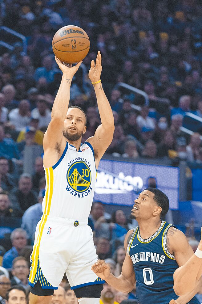 柯瑞（左）对灰熊G4砍下32分，率领勇士逆转胜出，取得3比1听牌优势。（路透）