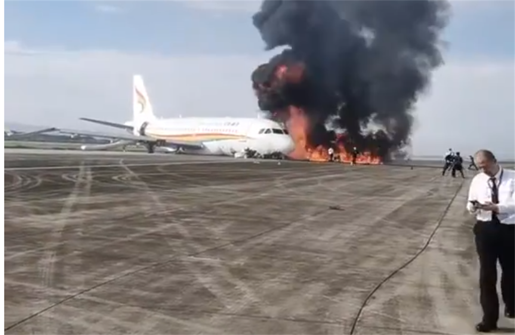 Неудачный взлет. Самолёт выкатился за полосу при взлёте. Airbus a300 авиакомпании China Airlines разбился. Аэробус огонь.