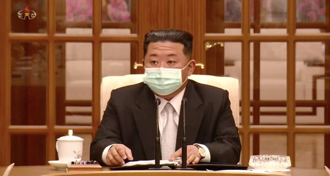 影》北韓淪陷！金正恩首度戴口罩露面 鏡頭前驚見防疫大破口