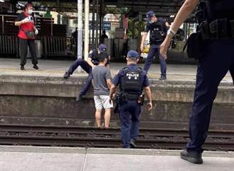 台南火車站爆男子入侵軌道區 民眾嚇壞