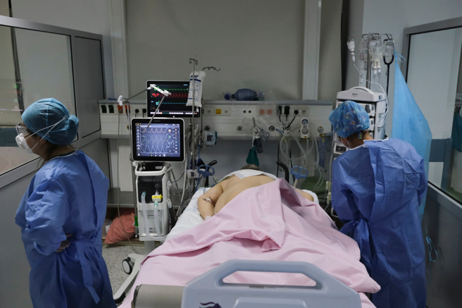 在医疗能力发达的国家， 决定是否採取与病毒共存政策的因素很多，重症病房的数目能医疗能力是其中最受关注的指标。（图／Shutterstock)