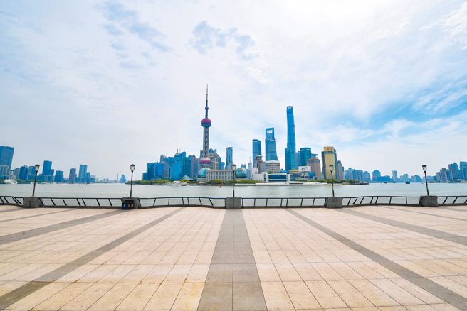 上海封城后经济活动受到严重影响，但中国仍坚持严格的动态清零政策。图为封城时空无一人的上海外滩。（图／中新社）