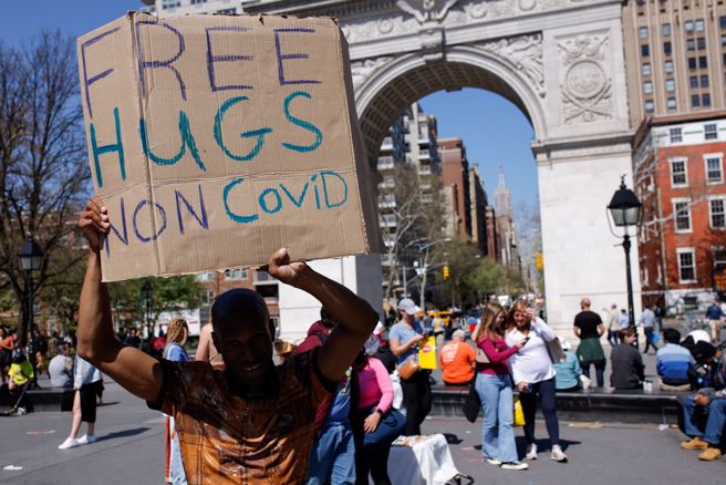 美国数个月来Omicron感染人数已大幅下降，但近期新的Omicron亚型毒株又在美国东北部与西岸的加州出现反弹，但疫情防控政策仍持续松绑，希望能有助于经济復苏。（图／路透）