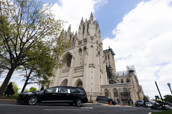 美国华盛顿国家大教堂于5月9日敲钟1000次，悼念在新冠疫情中逝去的100万个亡灵。（图／美联社）
