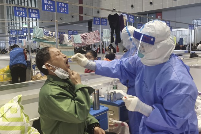 採行严格的清零政策代价很大，不只重创经济，也造成更多社会与民眾生活问题。中国是否能将这个政策持续下去，要做到什么程度，全世界都非常关注。图为上海的隔离方舱内民眾进行核酸检测。（图／新华社）