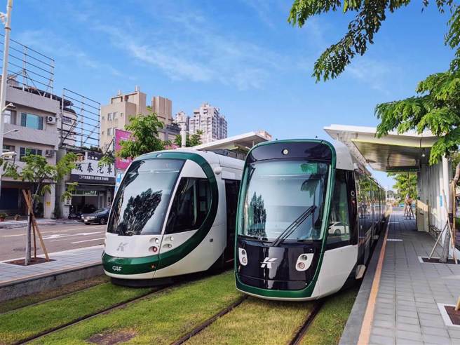 高雄轻轨深夜遭撞 机车疑似闯红灯酿祸。（本报资料照／袁庭尧高雄传真）