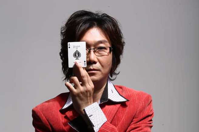 安迪老师是首位将魔术产品引进臺湾的先驱。(图／粘立人脸书)