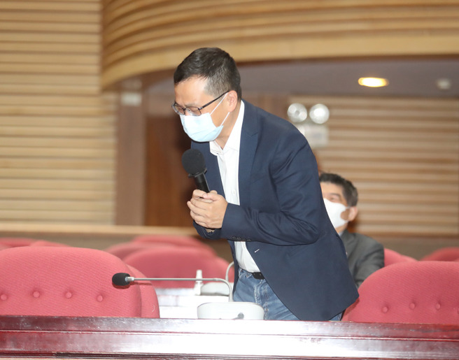 台北市长柯文哲11日赴市议会国民党团报告优先法案，辞去市议员争取桃园市长参选的罗智强(见图)完成任期最后一次提问后，向在场市府官员与议会同事鞠躬致意。(资料照/陈怡诚摄)