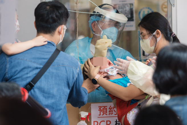 醫師沈政男表示，人流移動指數因為民眾自發行為而下降了，疫情真的緩解了，因此高峰會延後到5月下旬，高峰約每日新增20萬例。（圖／示意圖，記者郭吉銓攝影）