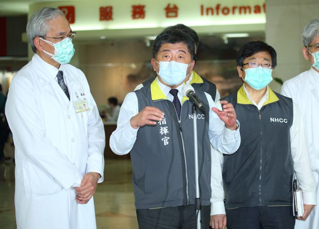 國內新冠疫情嚴峻，衛福部長陳時中（中）11日在台北榮總院長陳威明（左）、疾管署長周志浩（右）等人陪同下，到北榮視察急診分流狀況，戶外採檢站及專責病房，但他一到北榮大廳後，就有一名男子大喊「陳時中下台」，陳稍後受訪時笑回，「疫情期間大家心情可能不是這麼平靜，過去就好」。（資料照/張鎧乙攝）