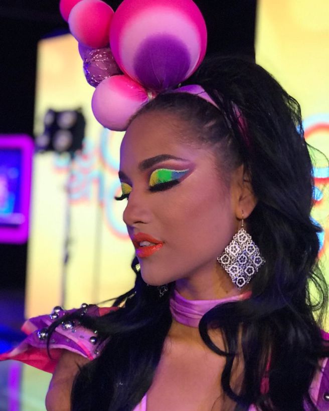 维多莉亚穿起厂商服饰，敬业当起模特儿，展现美丽大方气质。(图/维多莉亚 IG)