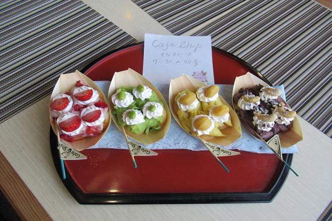 猊鼻溪畔上个月底新开幕的Café Ship推出的「猊鼻溪四季麻糬船」，好看又好吃。　图：一关市观光协会／提供