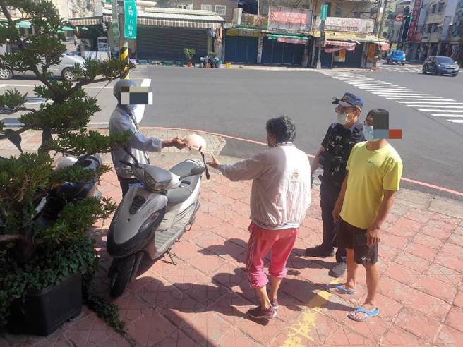 高雄一名阿嬷9日出门买早餐迷途，在热心民眾与警方的协助下，顺利返家。（图／警方提供）