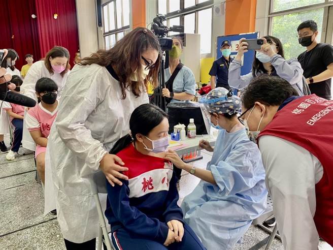 桃园市长郑文灿(右一)到桃园国小视察疫苗接种。(赖佑维摄)