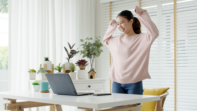 生肖属马、猪、牛、羊、狗的人今年事业运最顺遂，身边贵人云集，带来许多好机会。（示意图／shutterstock）
