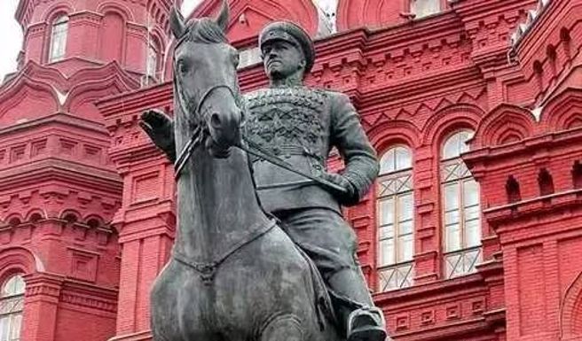 红场的朱可夫像。（作者提供）