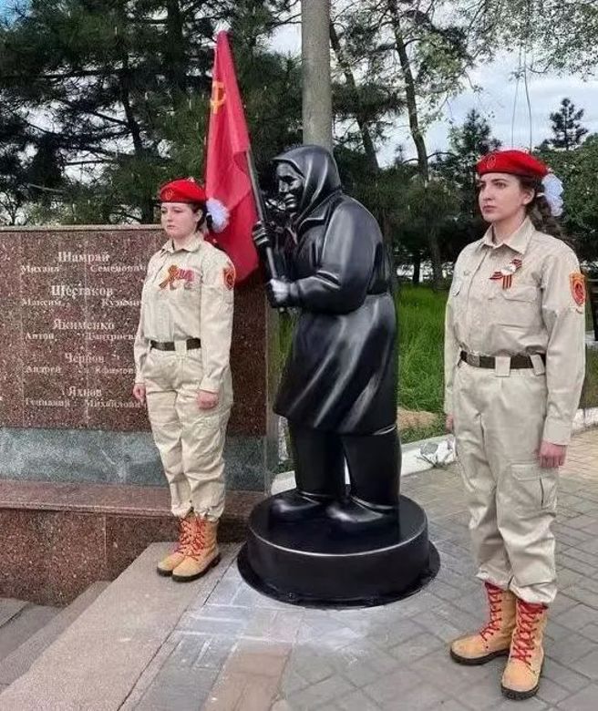 「红旗奶奶」雕像在马里乌波尔落成。（作者提供）