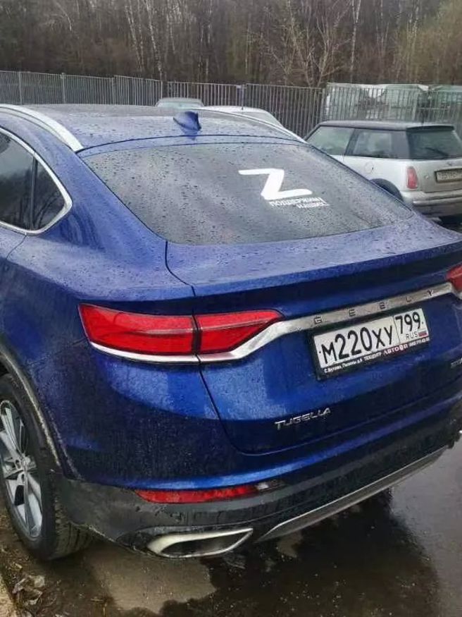 莫斯科街头的汽车贴上Z表示对政府「特别军事行动」的支持。（作者提供）