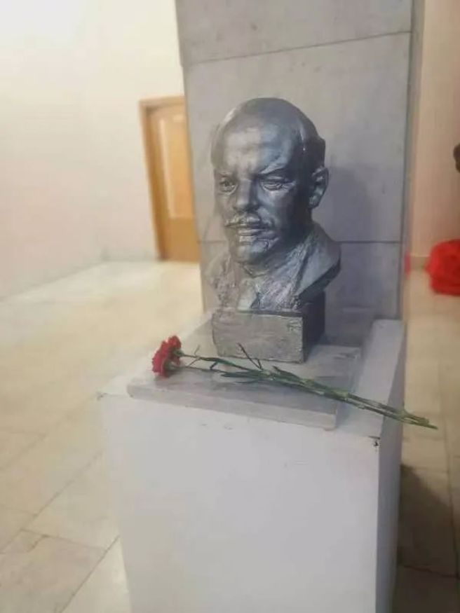 4月22日列寧生日，人们献的花。（作者提供）