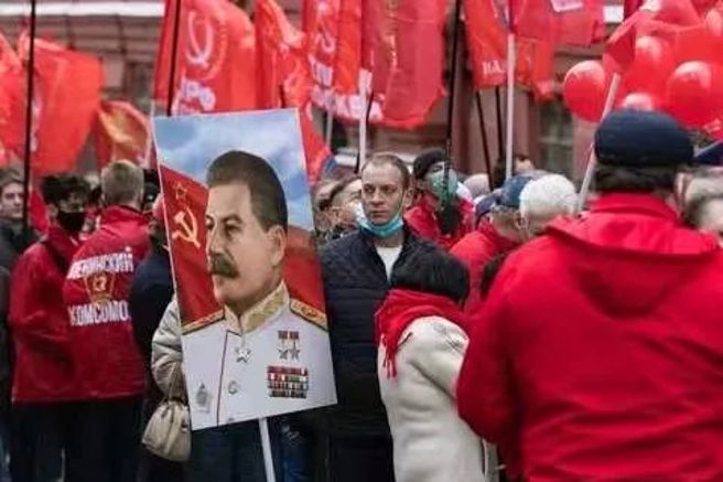 人群中眾多苏联元素，斯大林逝世69周年。（作者提供）