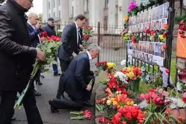 彼得堡在乌克兰领事馆前纪念敖德萨惨案受害者。（作者提供）