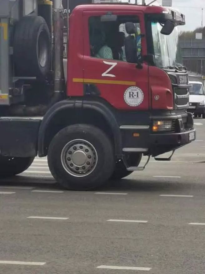 莫斯科街头的汽车贴上Z表示对政府「特别军事行动」的支持。（作者提供）