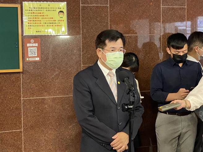 潘文忠今(12)日出席立法院教文会前受访时回应媒体诸多提问。(李侑珊摄)