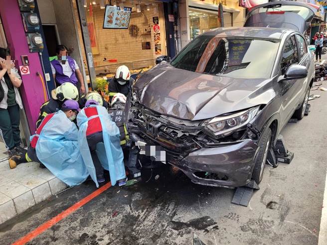 桃園女子追撞前車後衝上人行道 7人輕重傷13輛汽機車毀損。(警方提供／呂筱蟬桃園傳真)
