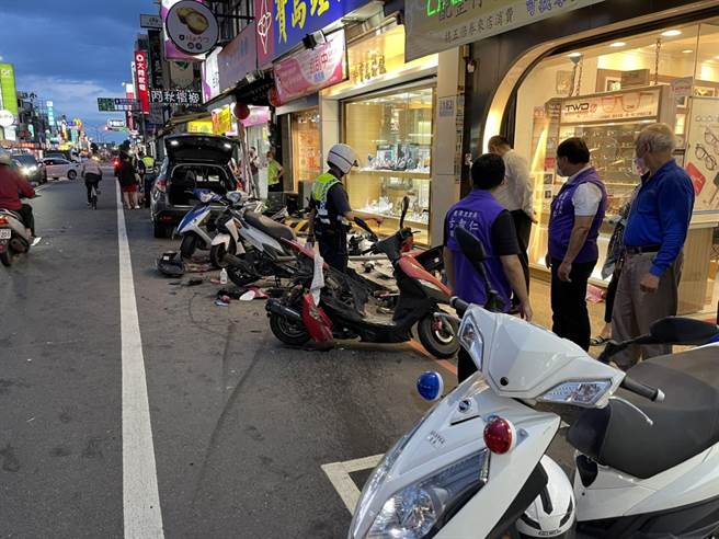 桃園女子追撞前車後衝上人行道 7人輕重傷13輛汽機車毀損。(警方提供／呂筱蟬桃園傳真)