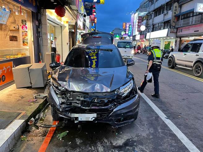 桃園女子追撞前車後衝上人行道 7人輕重傷13輛汽機車毀損。(警方提供／呂筱蟬桃園傳真)