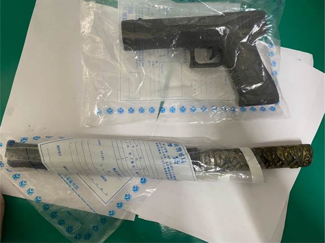 2犯嫌分别持1把40公分刀械与1把辣椒枪前往朱男家中叫嚣恐吓。（宜兰县警察局三星分局提供／吴佩蓉宜兰传真）