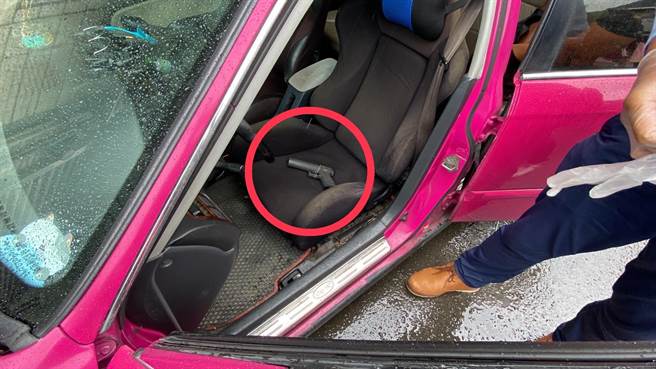 警方在涉案的桃红色车辆中起获作案用的1把辣椒枪及1把刀械。 （宜兰县警察局三星分局提供／吴佩蓉宜兰传真）