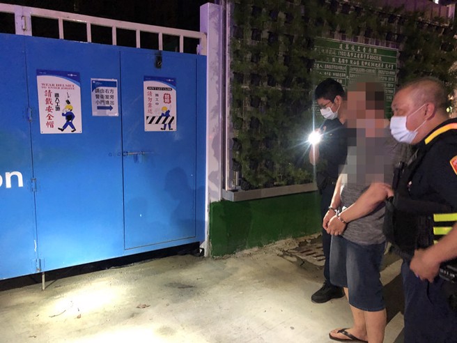 女被押上车民眾急报案，警拦查毒情侣查获海洛因。(苏育宣翻摄)