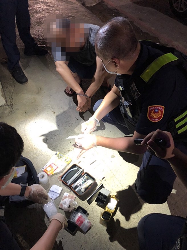 女被押上车民眾急报案，警拦查毒情侣查获海洛因。(苏育宣翻摄)