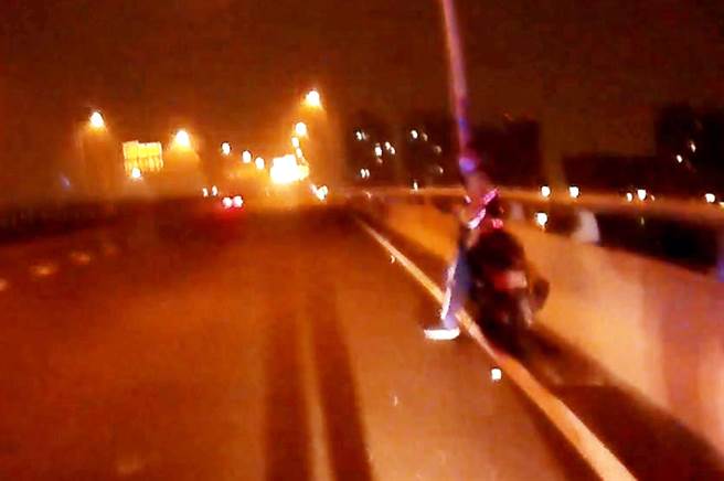 张男将机车停在灯光昏暗的西滨快速道路的路肩上，无助的等候救援。（警方提供）