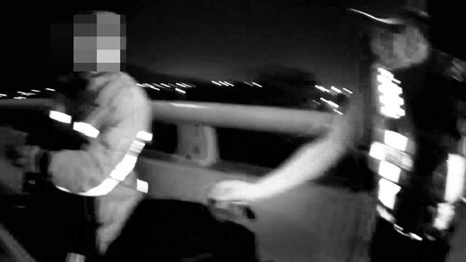 警方安抚张男情绪，建议张男骑西滨快速道路外车道，警方驾驶巡逻车跟随在张男后方，从梧栖下匝道。（警方提供）