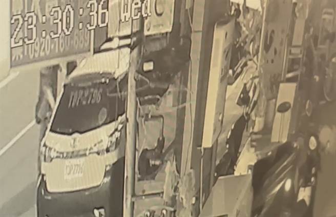 嫌犯在计程车旁埋伏，确认时机后从机车车箱拿出预藏的手枪准备行凶。（翻摄画面）