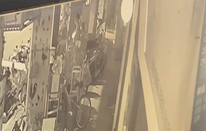 嫌犯先向情敌李姓男子开了一枪。（翻摄画面）