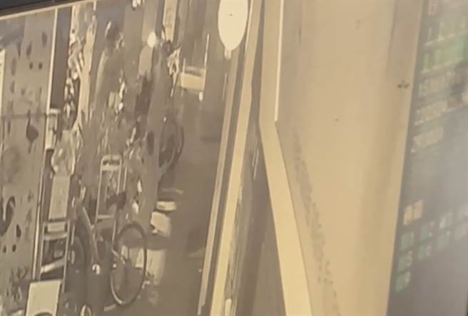 击倒李男后，嫌犯转向前女友高女，并朝其头部射击，但并未击中。（翻摄画面）