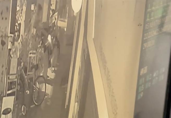 高女重心不稳蹲在地上，嫌犯在朝其腿部开枪。（翻摄画面）