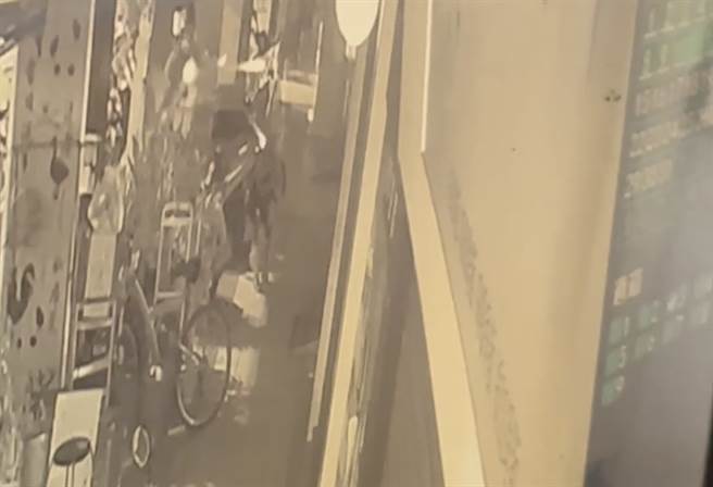 李男为保护女友，负伤奋力站起要阻止凶嫌继续攻击，扭打过程中嫌犯又补开2枪。（翻摄画面）