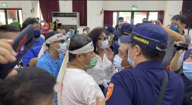 民間鬥士團體衝進說明會會場，和與會民眾起衝突。（洪靖宜攝）