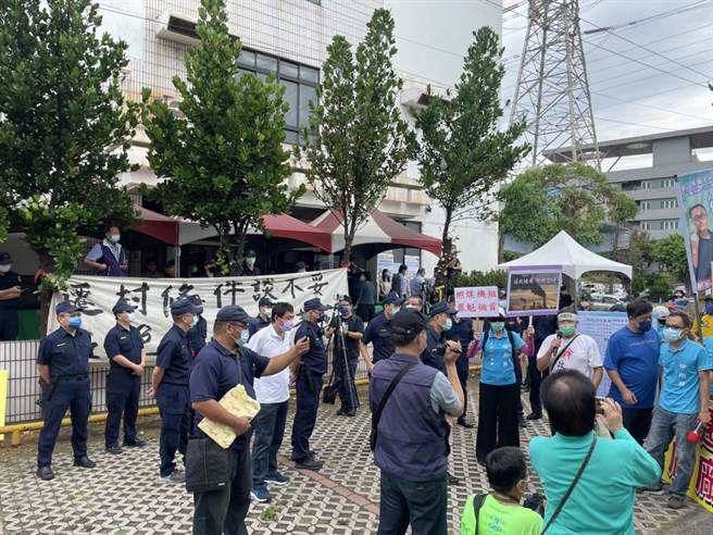 多名警力在場，防衝突發生。（洪靖宜攝）