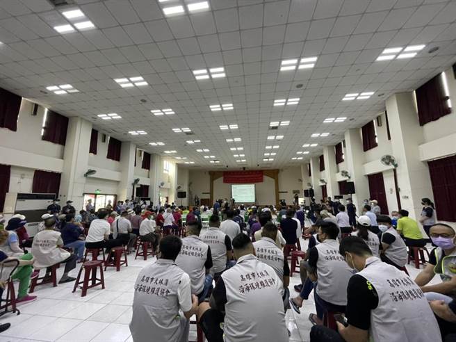 現場約近百位居民到場參加說明會。（洪靖宜攝）