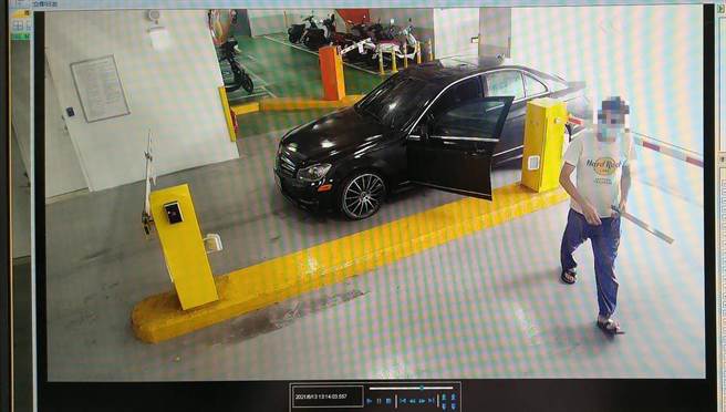 新店央北青年社宅某住户在社区内持刀閒晃，危险脱序行为造成其他住户恐慌，遭新北住都中心强制退租。（新北住都中心提供）