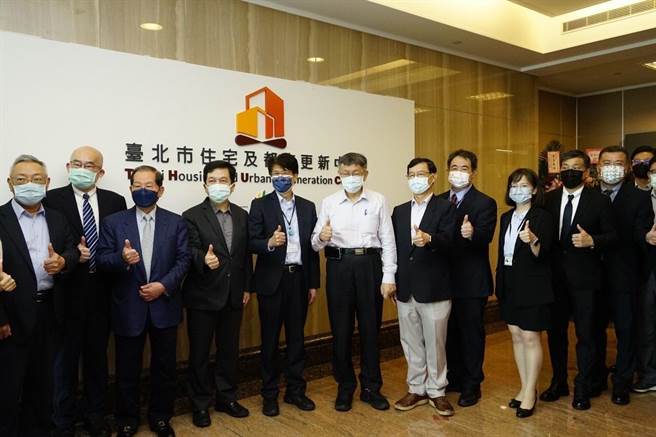 台北市長柯文哲12日出席台北市住宅及都市更新中心揭牌儀式。（台北市政府提供／張立勳台北傳真）